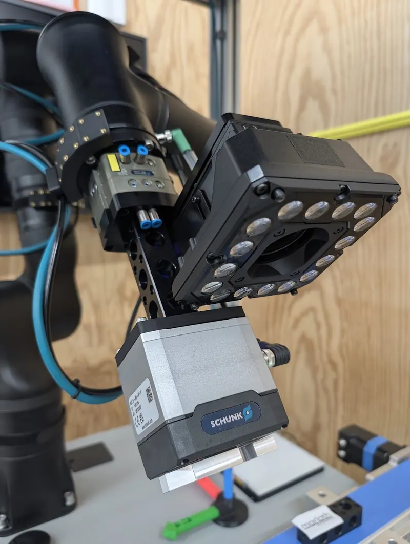 Kundenspezifischer Greifer mit Sensorik am Roboterflansch